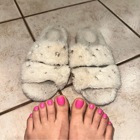 stars above Shoes - Women’s Used Worn Fuzzy White Slippers with Sparkle Rhinestones size Medium